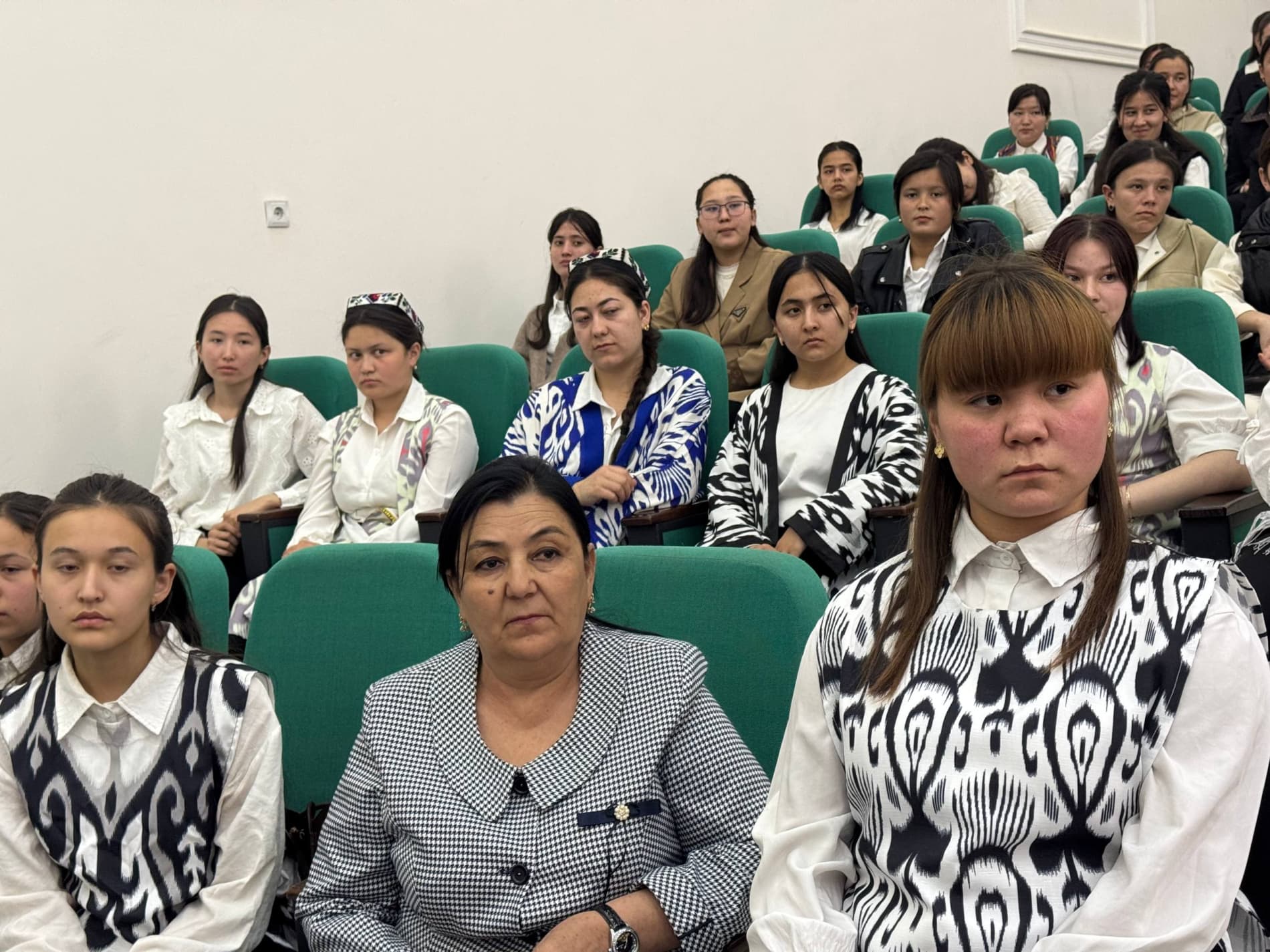 “Rahbar va yoshlar uchrashuvi”