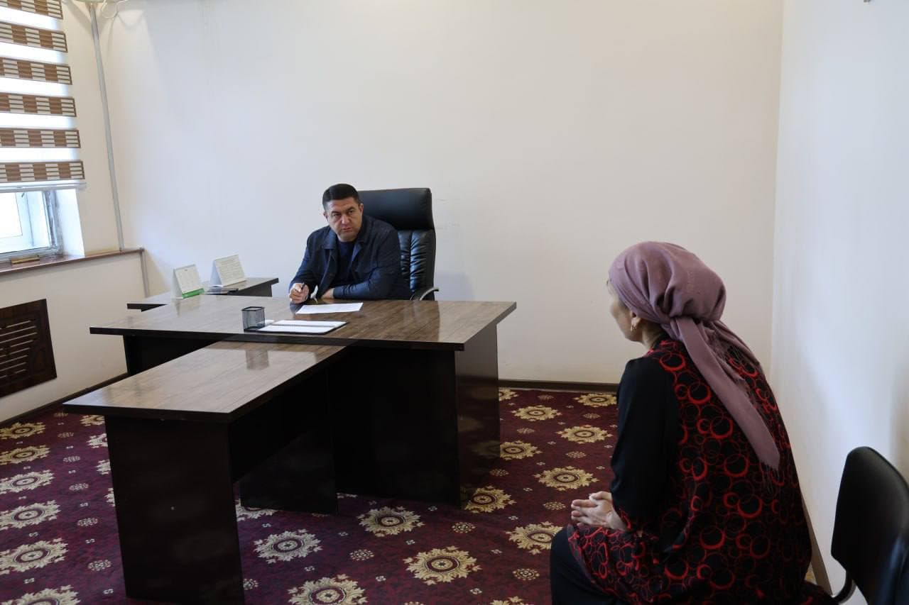 Házirgi waqıtta Ellikqala rayonı hákimi V.Niyazimbetovtıń jeke tártiptegi puqaralar qabıllawı bolıp ótpekte.