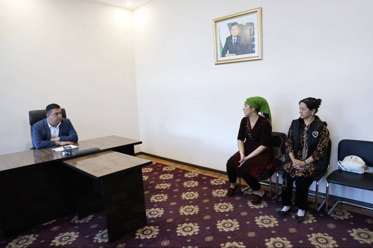 Ayni vaqtda Ellikqal’a tumani hokimi V.Niyazimbetovning yakka tartibdagi fuqarolar qabuli bo‘lib o‘tmoqda.