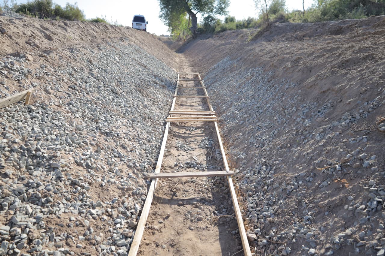 Ariq-zovurlar betonlanmoqda.