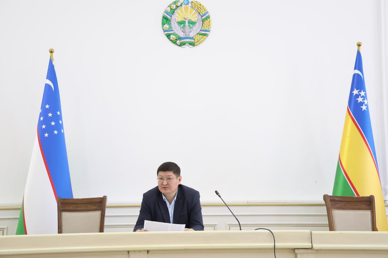 Apparat májilisinde Ashıq sáwbet.