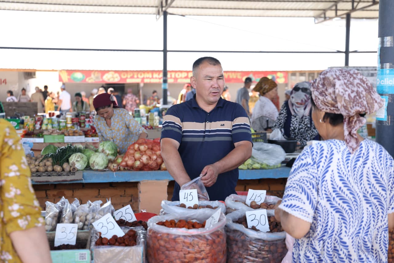 Qanlıkól rayonı hákimi B.Sultanov bazar xızmeti jumısı menen tanıstı.