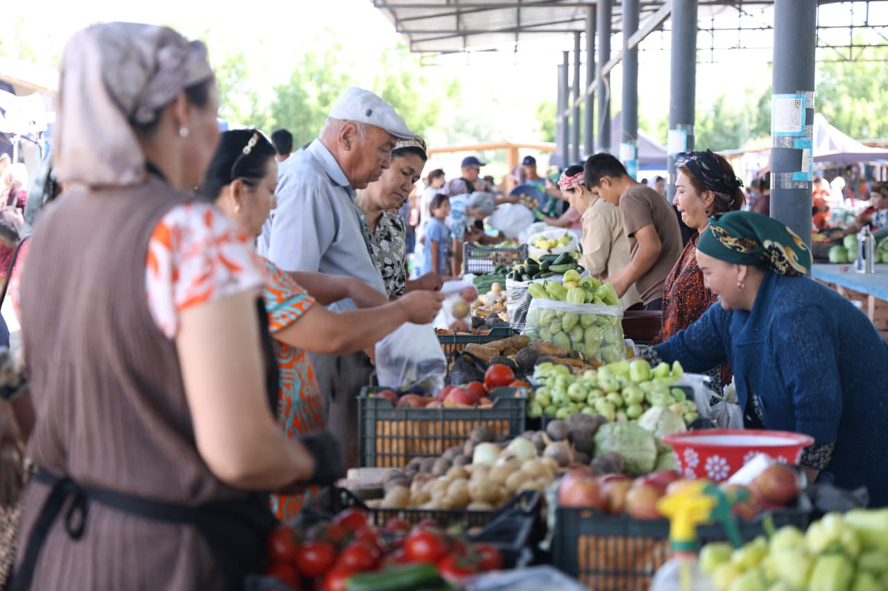 Qanlıkól rayonı hákimi B.Sultanov bazar xızmeti jumısı menen tanıstı.
