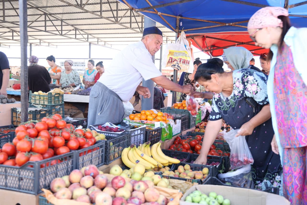 Qanlıkól rayonı hákimi B.Sultanov bazar xızmeti jumısı menen tanıstı.