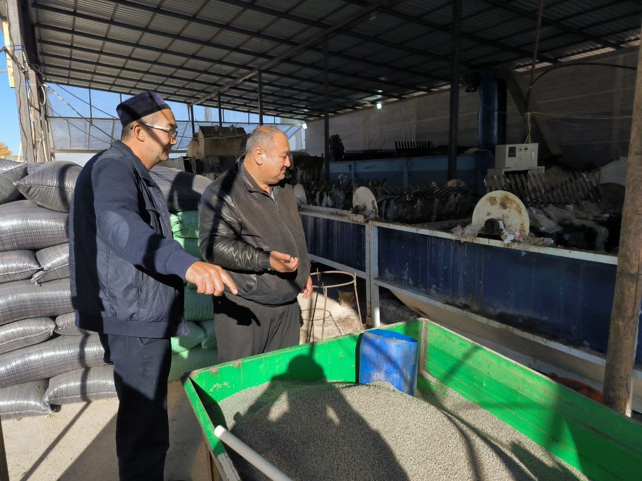 Amudaryo tumani hokimi ishlab chiqarish jarayoni bilan tanishdi