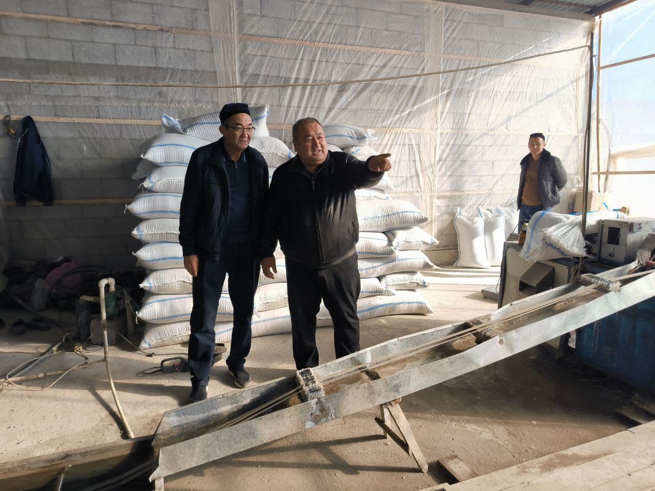 Amudaryo tumani hokimi ishlab chiqarish jarayoni bilan tanishdi