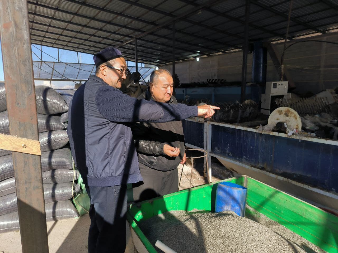 Amudaryo tumani hokimi ishlab chiqarish jarayoni bilan tanishdi