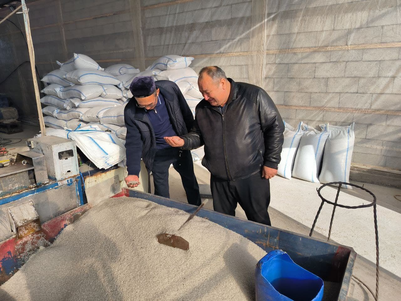 Amudaryo tumani hokimi ishlab chiqarish jarayoni bilan tanishdi