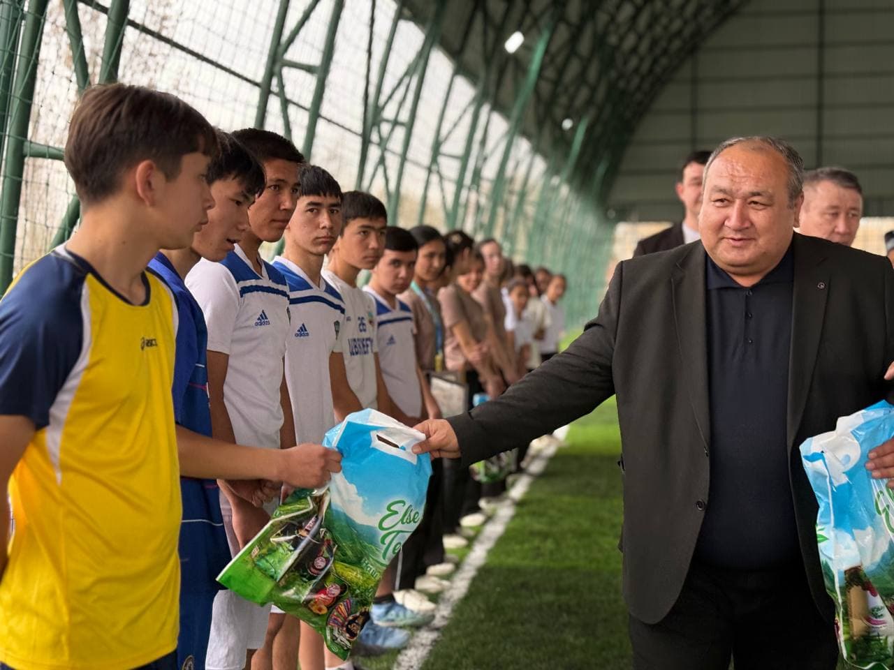 Yoshlar kunida zamonaviy sport maydonchasi foydalanishga topshirildi