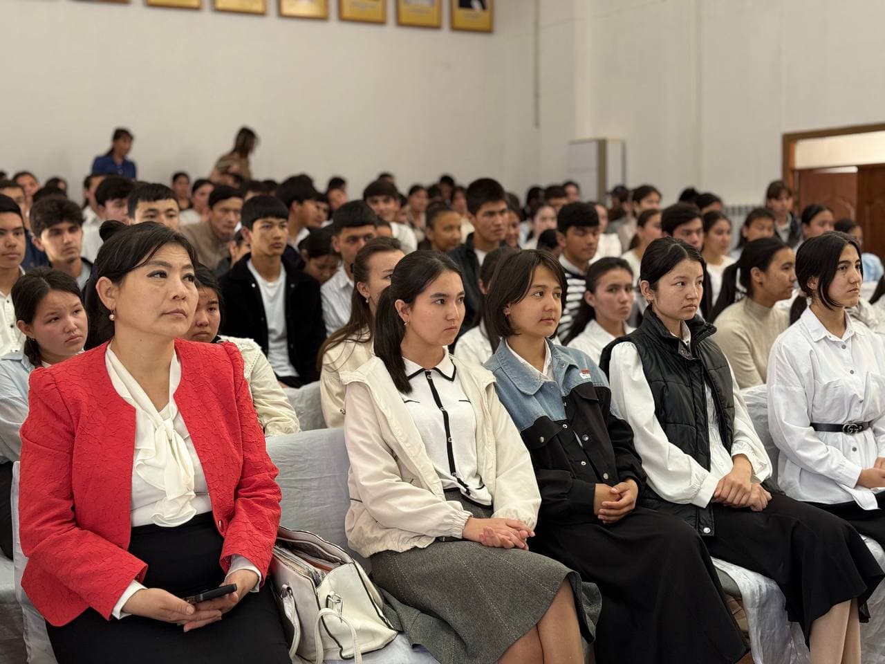 Bitiruvchi yoshlar bilan ochiq muloqot