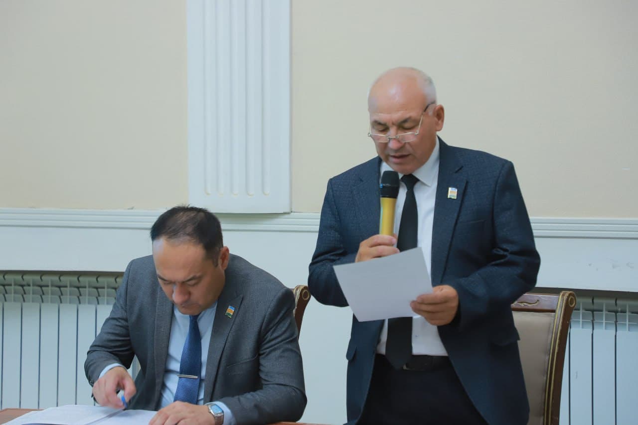 Xalıq deputatları Ámiwdárya rayonlıq Keńesiniń gezektegi 22-sessiyası bolıp ótti