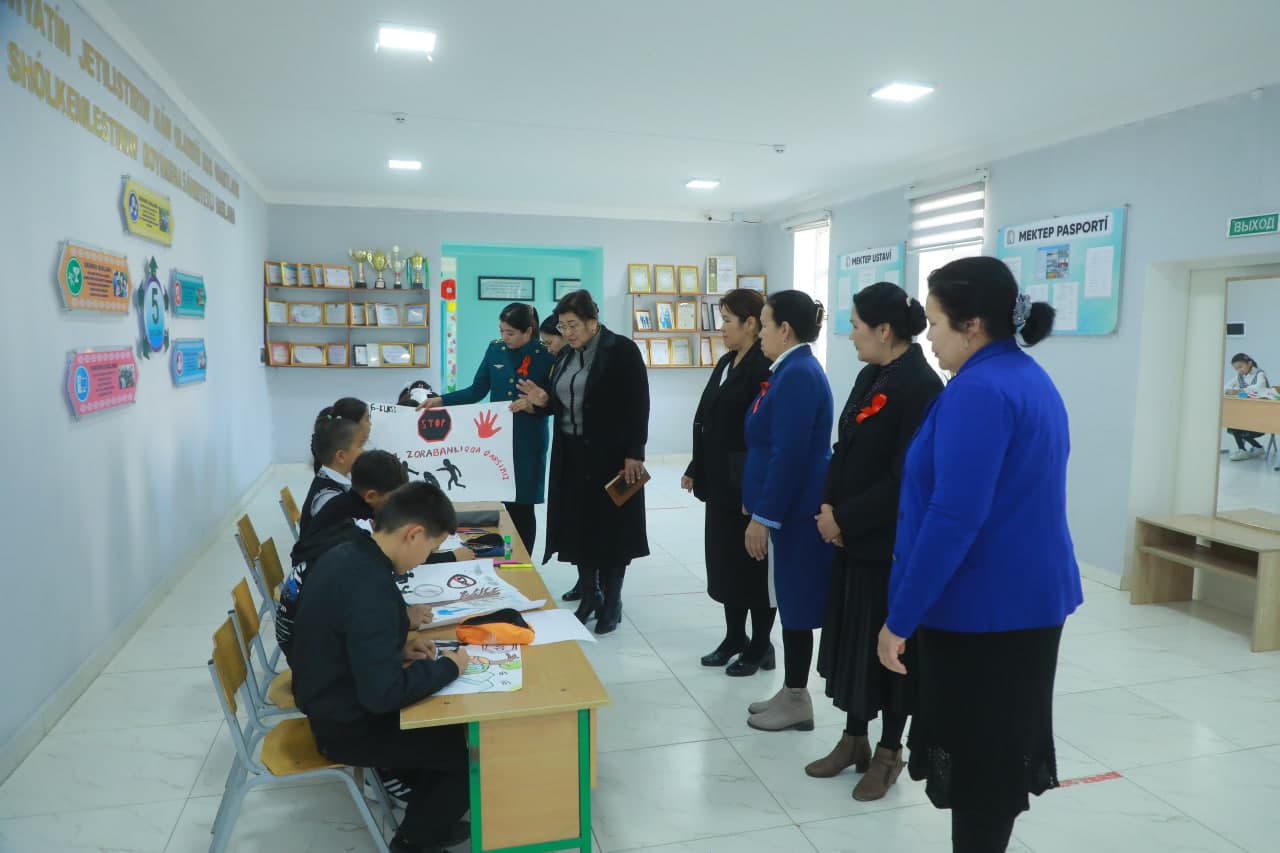 Bugun Taxtako‘pir tumanidagi 1-sonli umumiy o‘rta ta’lim maktabida yuqori sinf o‘quvchilari uchun "16 kunlik zo‘ravonlikka qarshi kurash" aksiyasi doirasida "Biz zo‘ravonlikka qarshimiz" mavzusida targ‘ibot uchrashuvi o‘tkazildi.