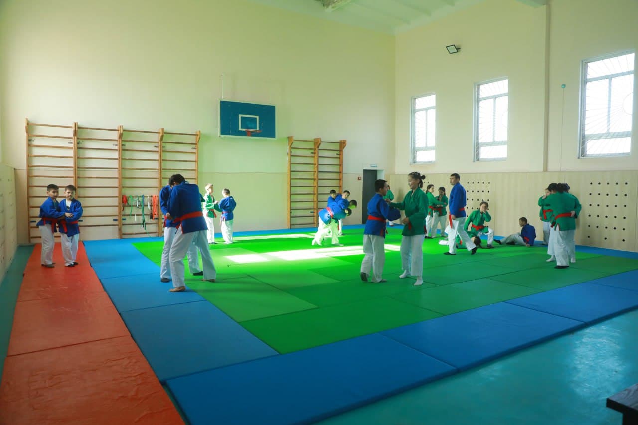 O‘zbekiston kurash federatsiyasi vakillari Taxtako‘pir tumani sport maktabida bo‘ldi