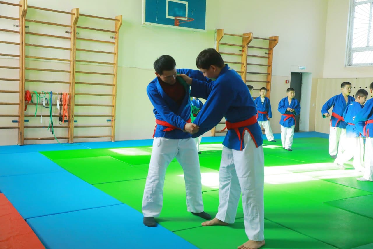 O‘zbekiston kurash federatsiyasi vakillari Taxtako‘pir tumani sport maktabida bo‘ldi