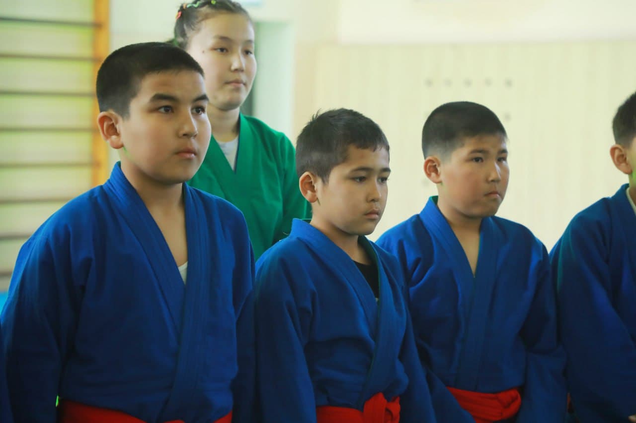 O‘zbekiston kurash federatsiyasi vakillari Taxtako‘pir tumani sport maktabida bo‘ldi