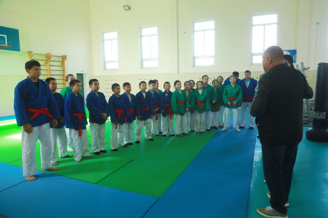 O‘zbekiston kurash federatsiyasi vakillari Taxtako‘pir tumani sport maktabida bo‘ldi