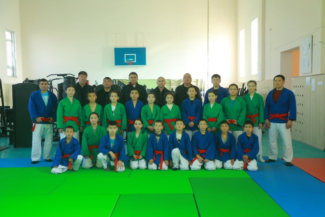 O‘zbekiston kurash federatsiyasi vakillari Taxtako‘pir tumani sport maktabida bo‘ldi