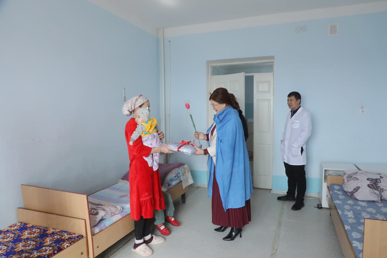 🌸🌸 Bayram munosabati bilan tuman tibbiyot birlashmasida davolanayotgan onalar va yosh bolali ayollarning holidan xabar olindi