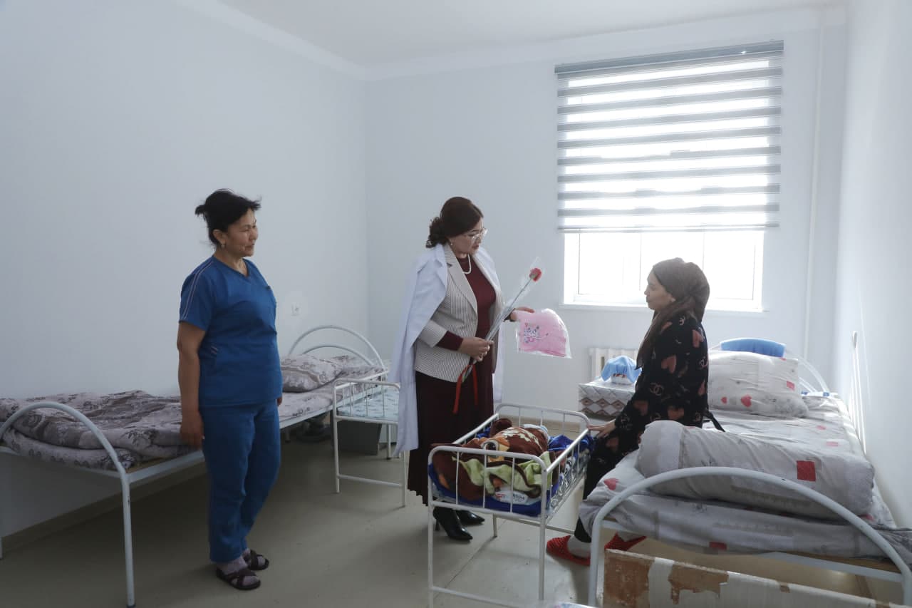 🌸🌸 Bayram munosabati bilan tuman tibbiyot birlashmasida davolanayotgan onalar va yosh bolali ayollarning holidan xabar olindi