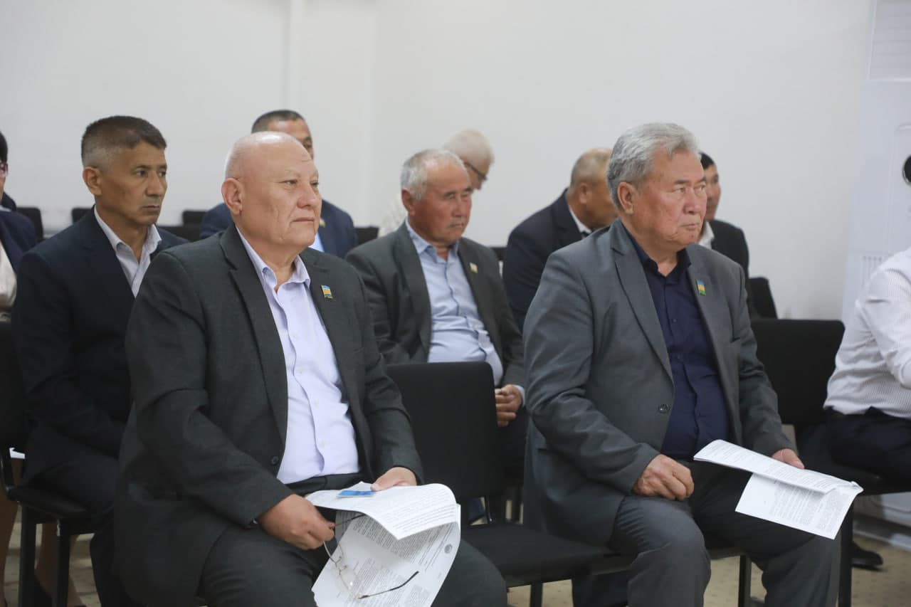 Taxtakópir rayonı hákimliginiń májilisler zalında Xalıq deputatları Taxtakópir rayonlıq Keńesiniń gezektegi 20-sessiyası bolıp ótti