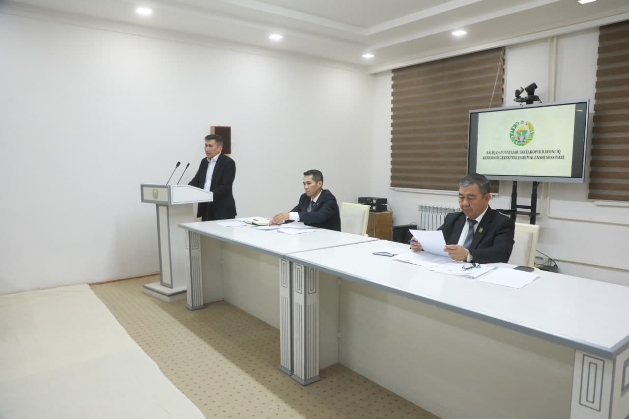 Taxtakópir rayonı hákimliginiń májilisler zalında Xalıq deputatları Taxtakópir rayonlıq Keńesiniń gezektegi 20-sessiyası bolıp ótti