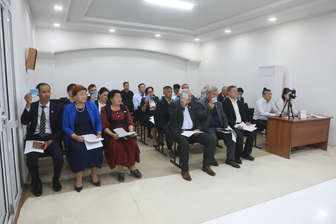 Taxtakópir rayonı hákimliginiń májilisler zalında Xalıq deputatları Taxtakópir rayonlıq Keńesiniń gezektegi 20-sessiyası bolıp ótti
