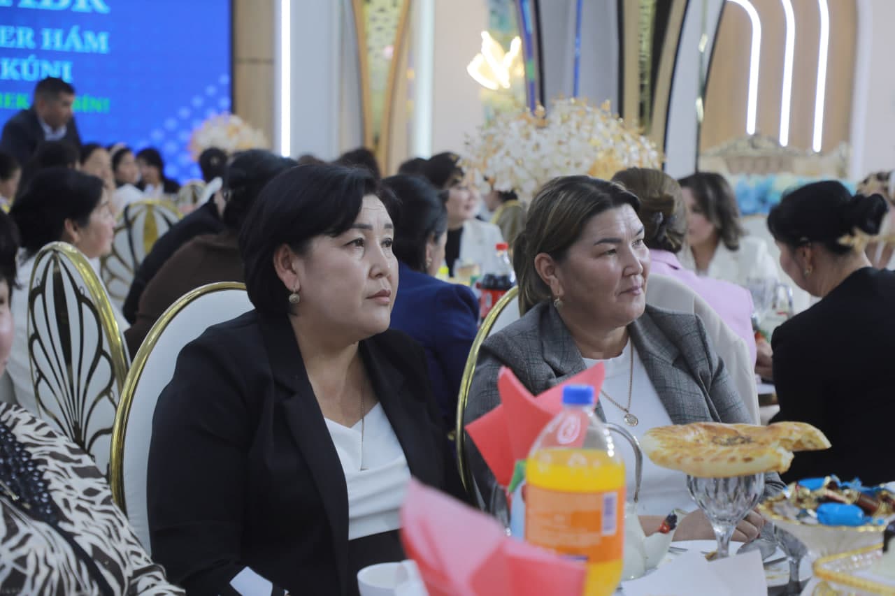Taxtakópir rayonında Muǵallimler hám ustazlar kúni múnásibeti menen saltanatlı bayram ilajı bolıp ótti