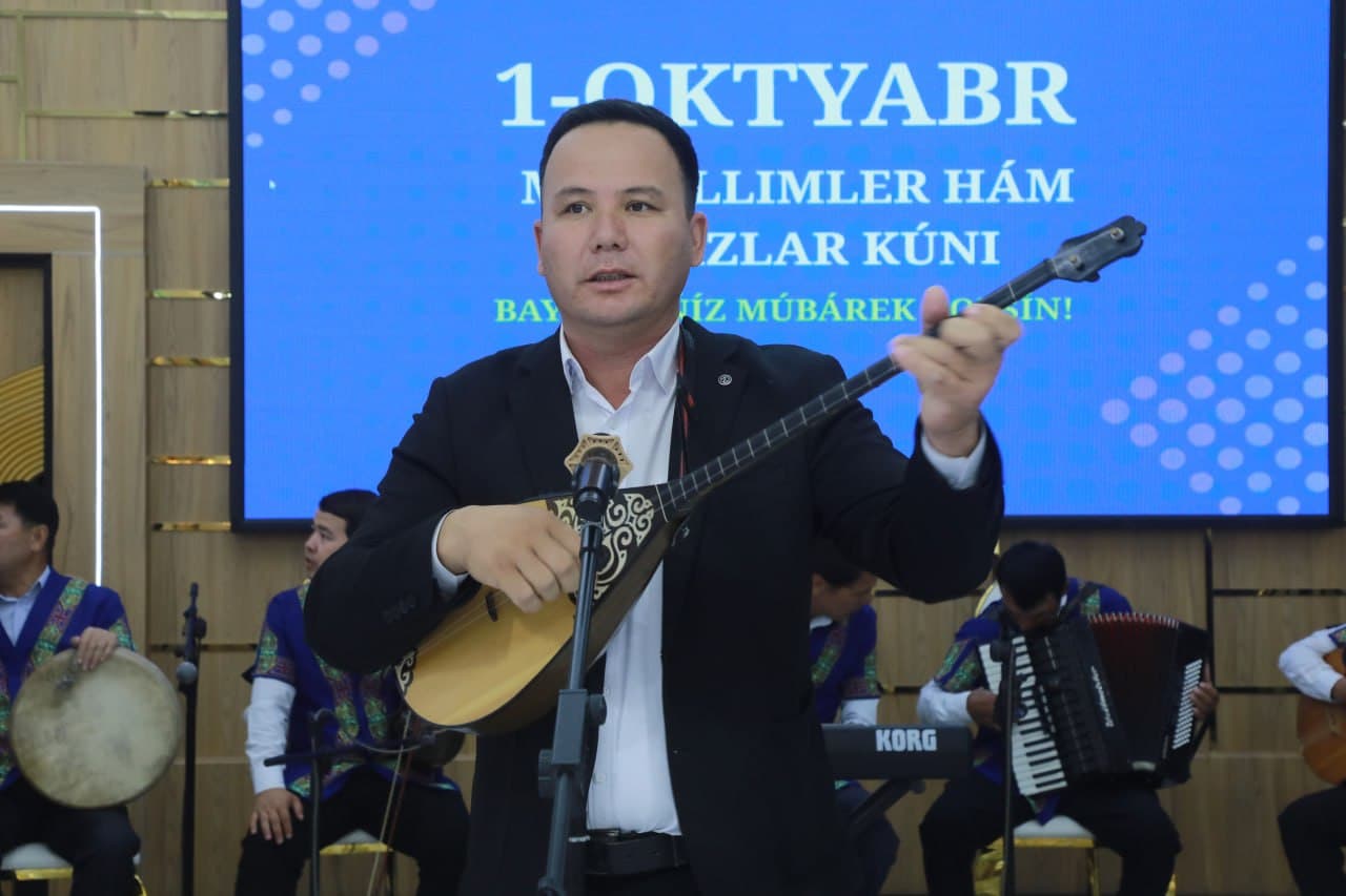 Taxtakópir rayonında Muǵallimler hám ustazlar kúni múnásibeti menen saltanatlı bayram ilajı bolıp ótti