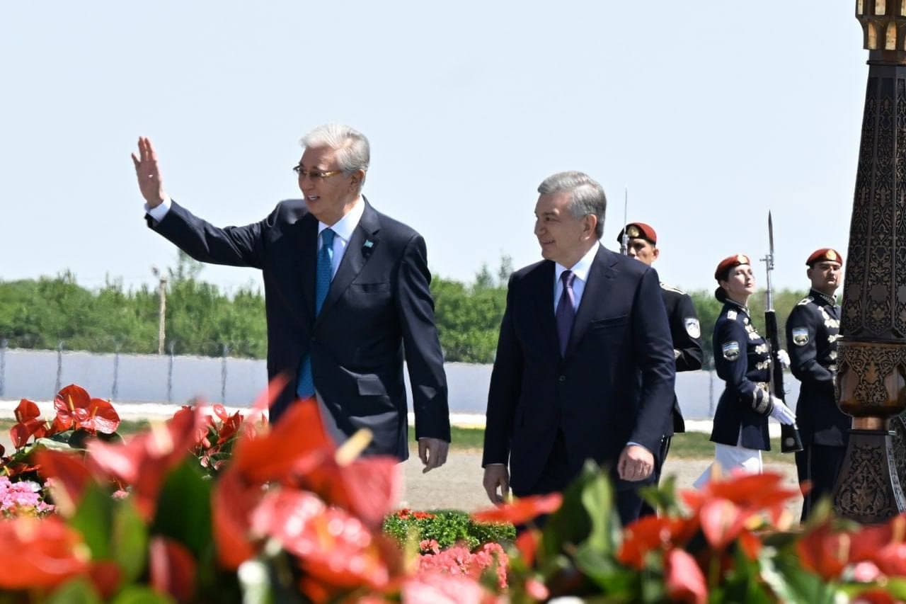 Prezident Shavkat Mirziyoyev mamlakatimizga amaliy tashrif bilan kelgan Qozogʻiston Prezidenti Qasim-Jomart Toqayevni Buxoro xalqaro aeroportida kutib oldi.