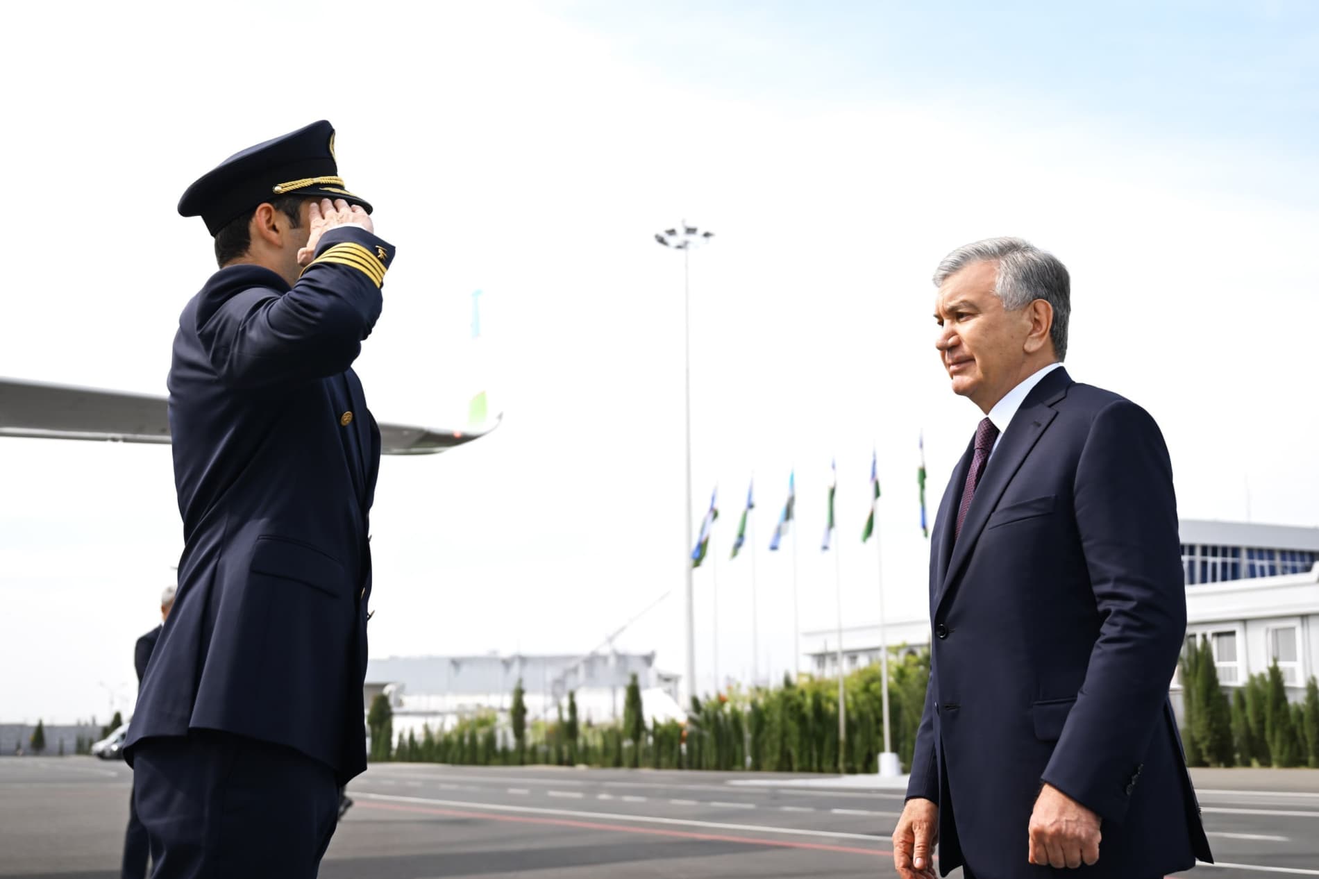 Prezident Shavkat Mirziyoyev Farg‘ona xalqaro aeroportini rivojlantirish konsepsiyasi bilan tanishdi. Shu bilan Farg‘ona viloyatiga tashrif yakunlandi, davlatimiz rahbari Toshkentga qaytib keldi.