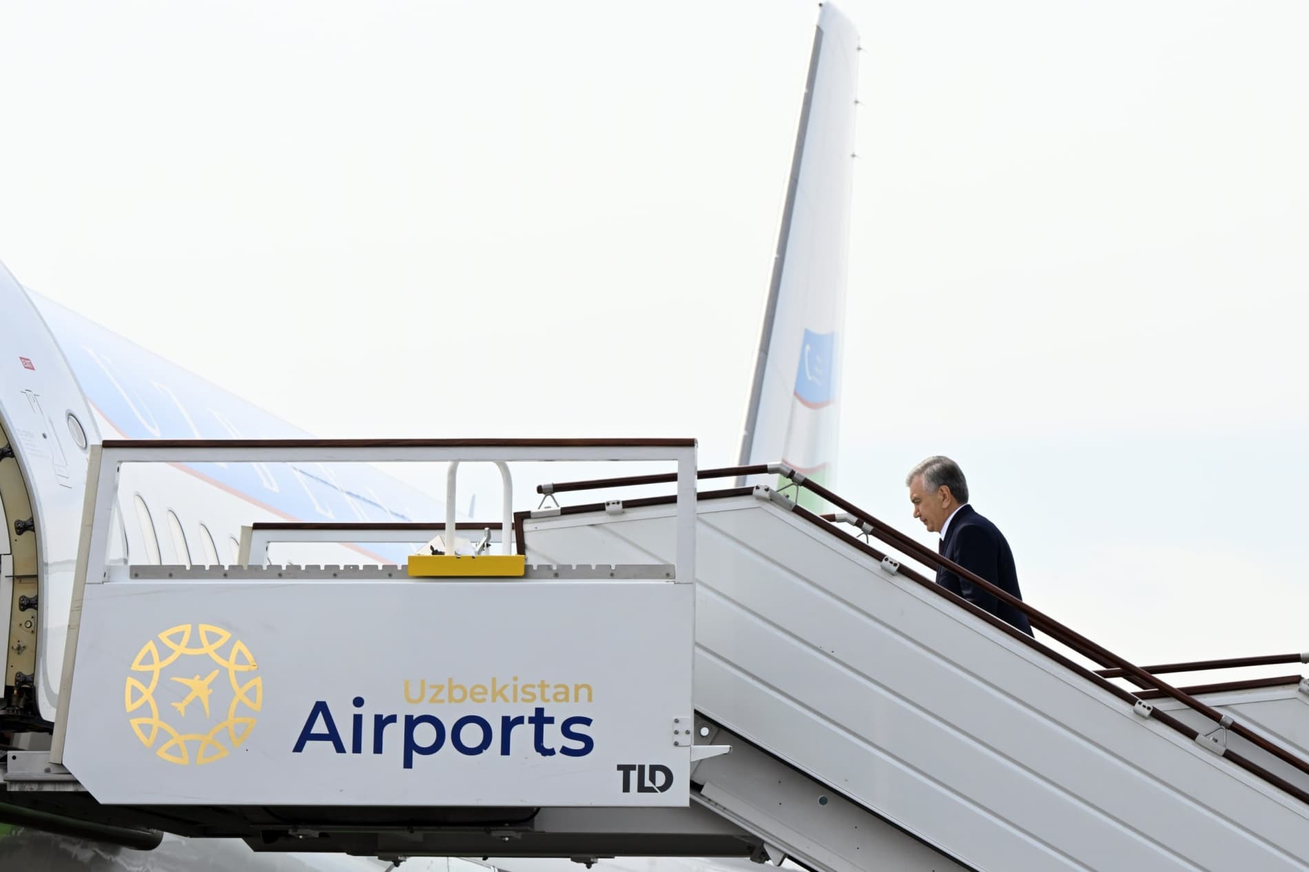 Prezident Shavkat Mirziyoyev Farg‘ona xalqaro aeroportini rivojlantirish konsepsiyasi bilan tanishdi. Shu bilan Farg‘ona viloyatiga tashrif yakunlandi, davlatimiz rahbari Toshkentga qaytib keldi.