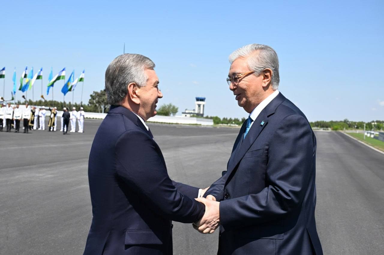 Prezident Shavkat Mirziyoyev mamlakatimizga amaliy tashrif bilan kelgan Qozogʻiston Prezidenti Qasim-Jomart Toqayevni Buxoro xalqaro aeroportida kutib oldi.