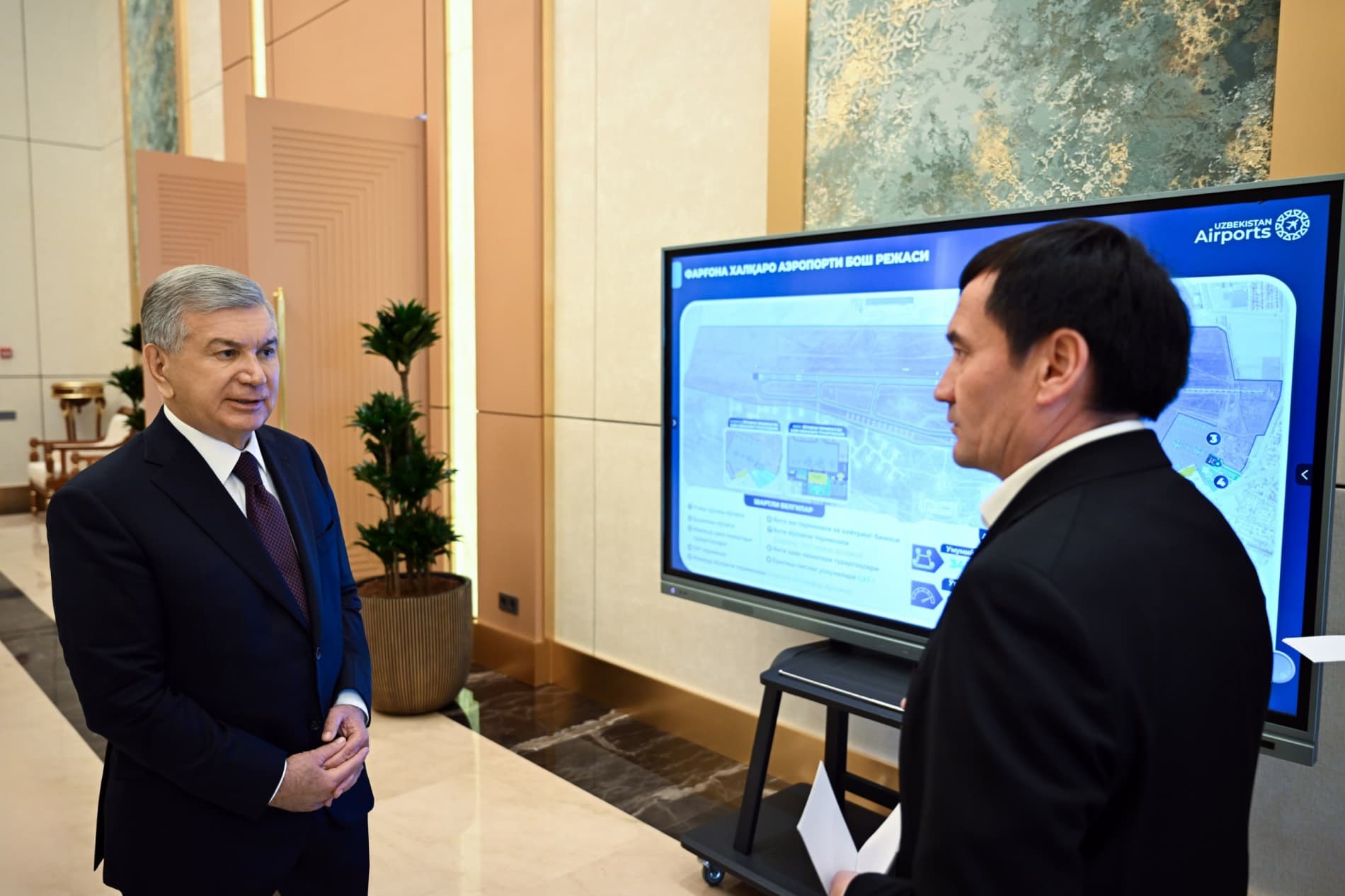 Prezident Shavkat Mirziyoyev Farg‘ona xalqaro aeroportini rivojlantirish konsepsiyasi bilan tanishdi. Shu bilan Farg‘ona viloyatiga tashrif yakunlandi, davlatimiz rahbari Toshkentga qaytib keldi.
