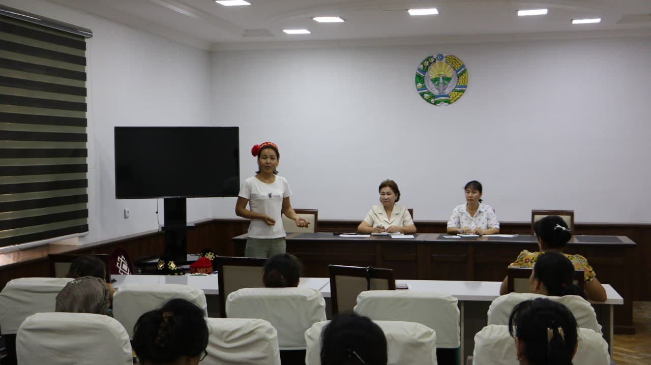 Қўнғирот туманида ишсиз хотин-қизларни ҳунармандчиликка йўналтириш бўйича семинар-тренинг ўтказилди