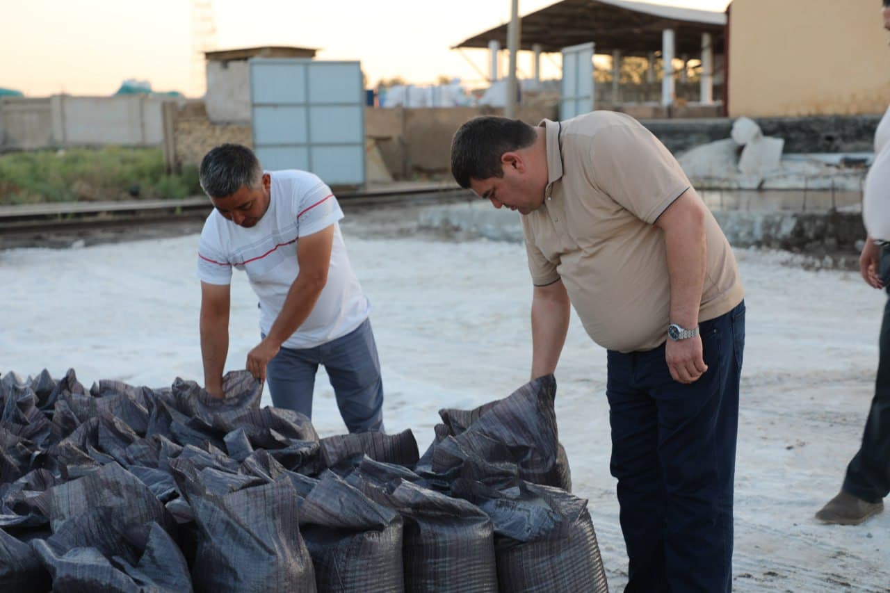 Tuman hokimi tuz ishlab chiqaruvchi korxona faoliyati bilan tanishdi