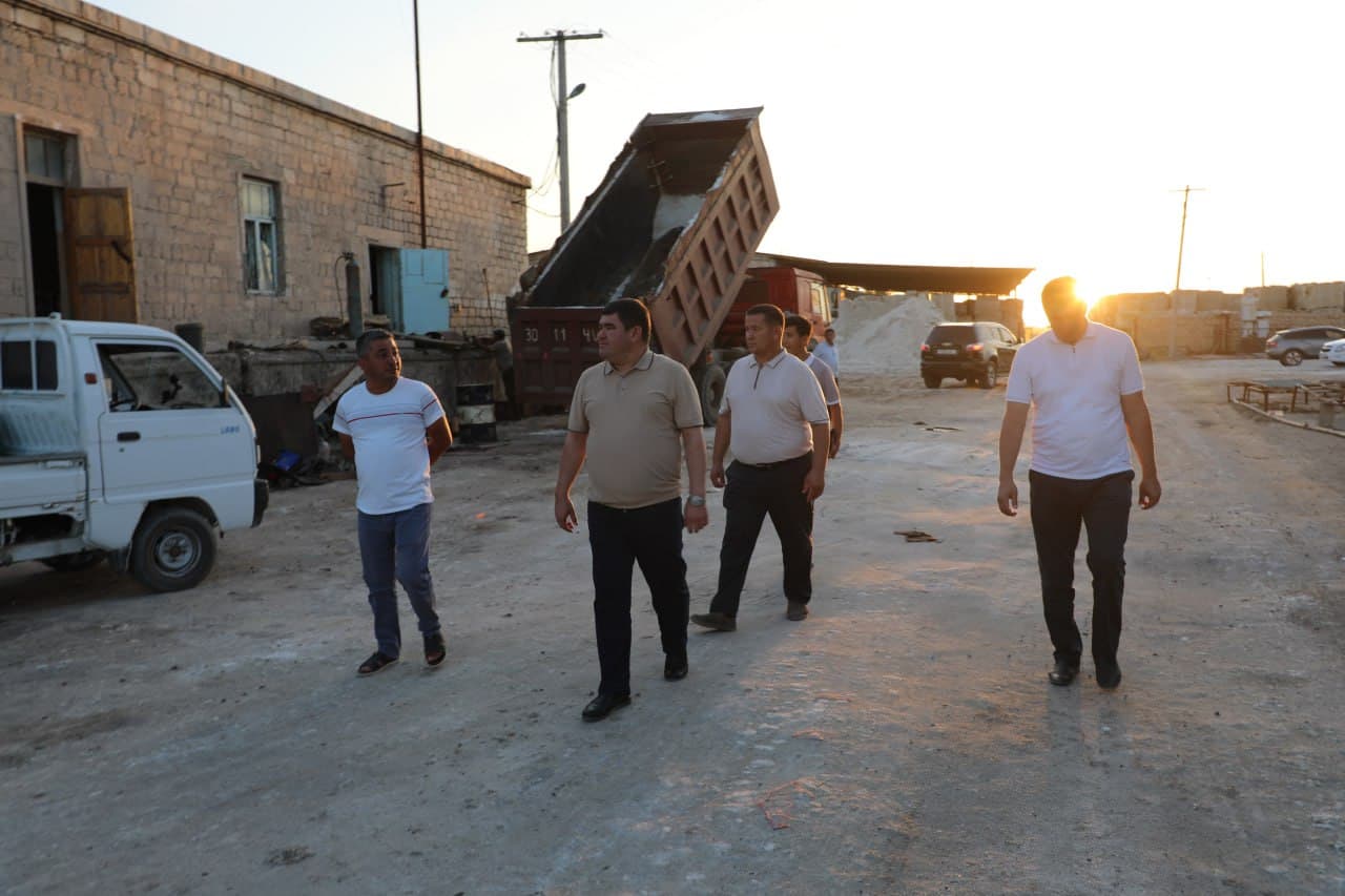 Tuman hokimi tuz ishlab chiqaruvchi korxona faoliyati bilan tanishdi