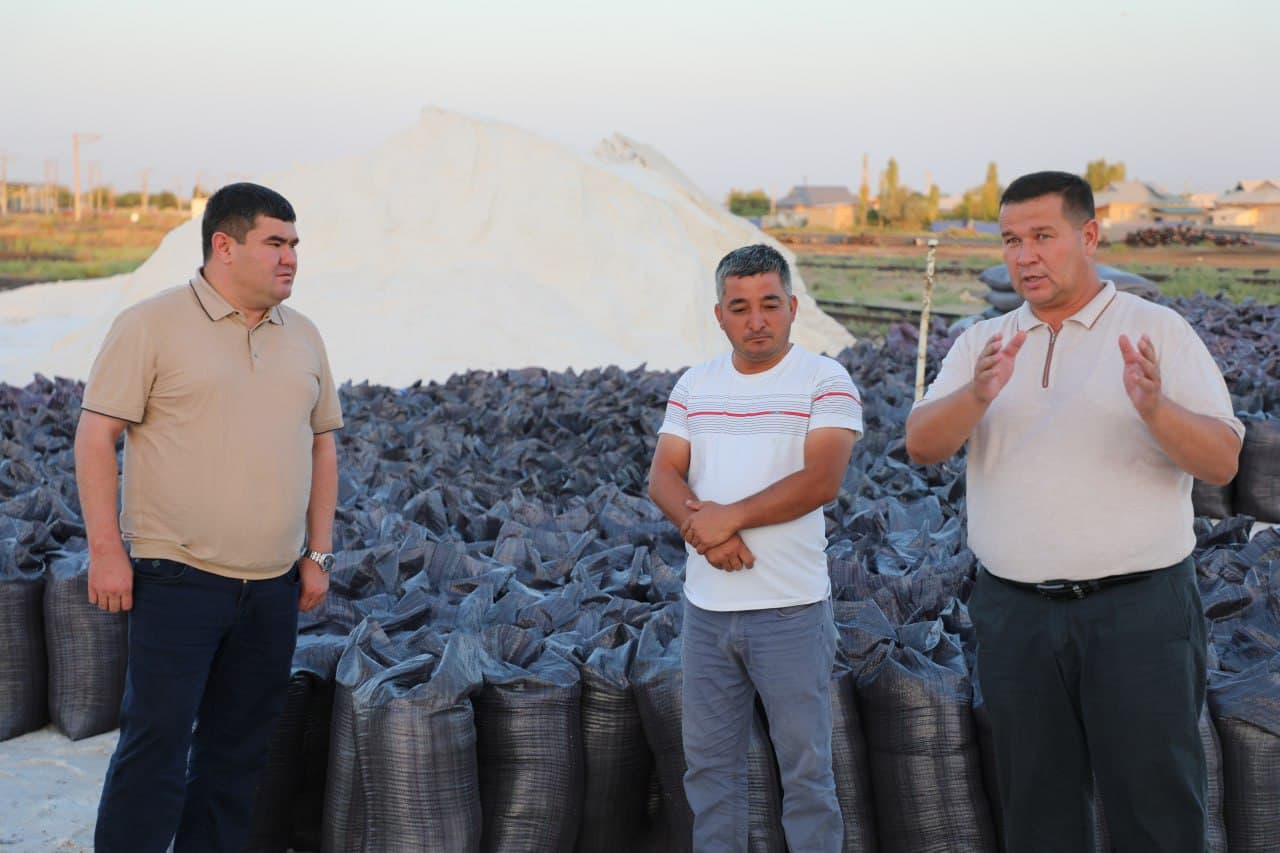 Tuman hokimi tuz ishlab chiqaruvchi korxona faoliyati bilan tanishdi