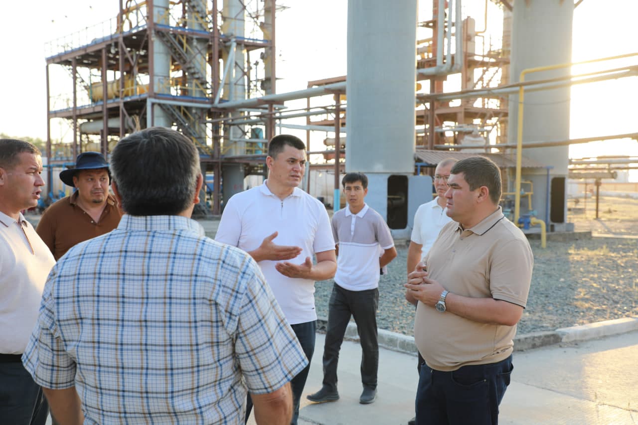 Tuman hokimi sanoat korxonalari faoliyatini o‘rgandi