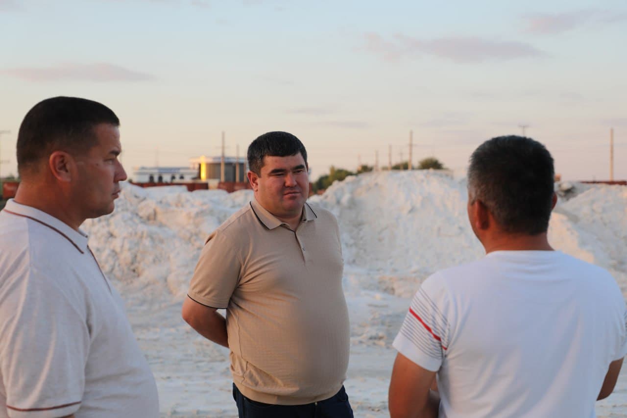 Tuman hokimi tuz ishlab chiqaruvchi korxona faoliyati bilan tanishdi