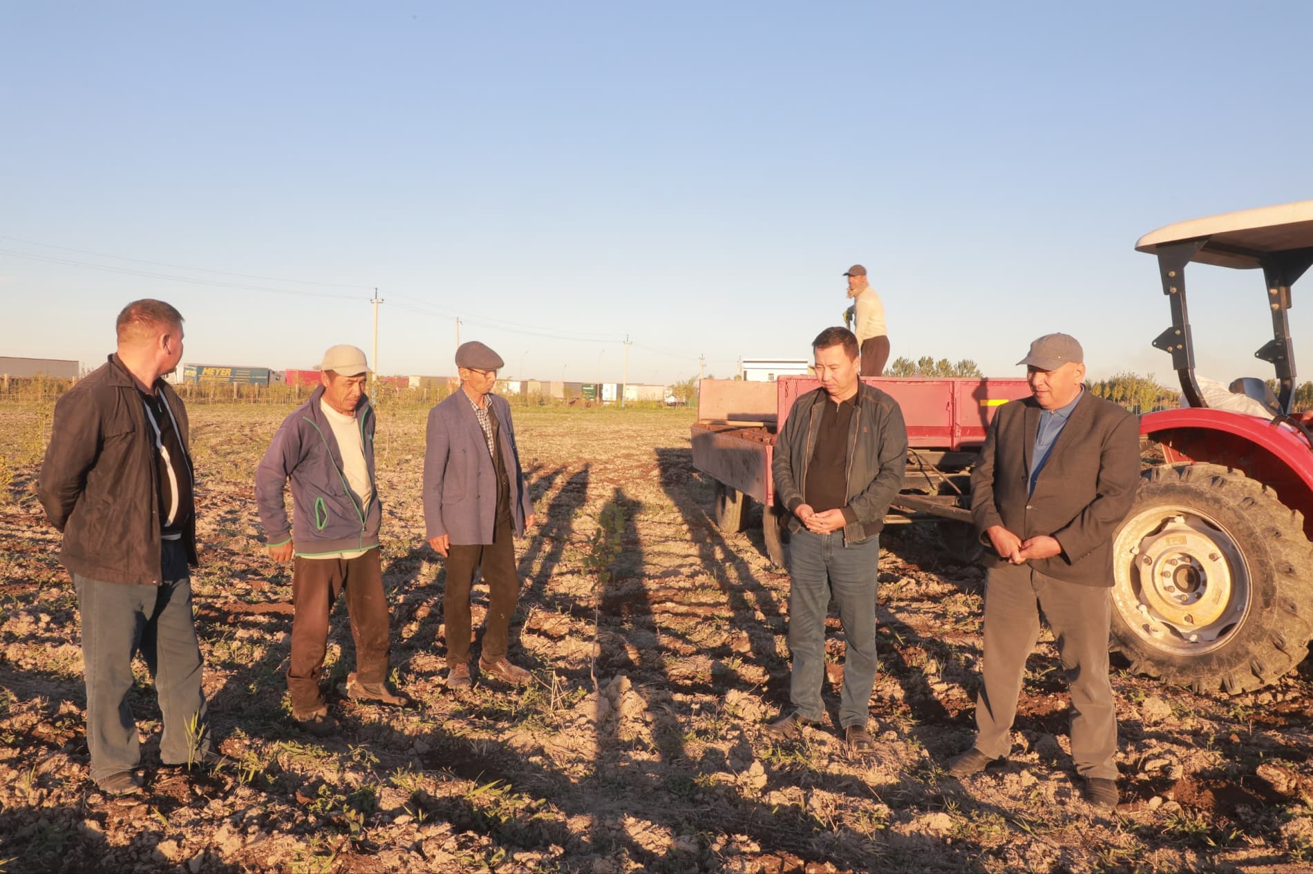Qo‘ng‘irot tumani to‘qsonbosdi ekinlarida agrotexnik ishlari olib borilishi ko'zdan kechirildi