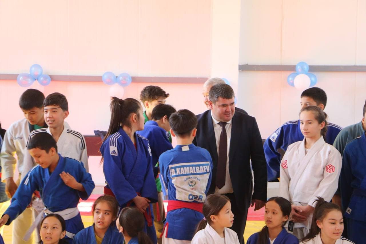 Jańa mekteptiń ashılıw máresiminen foto kórinisler