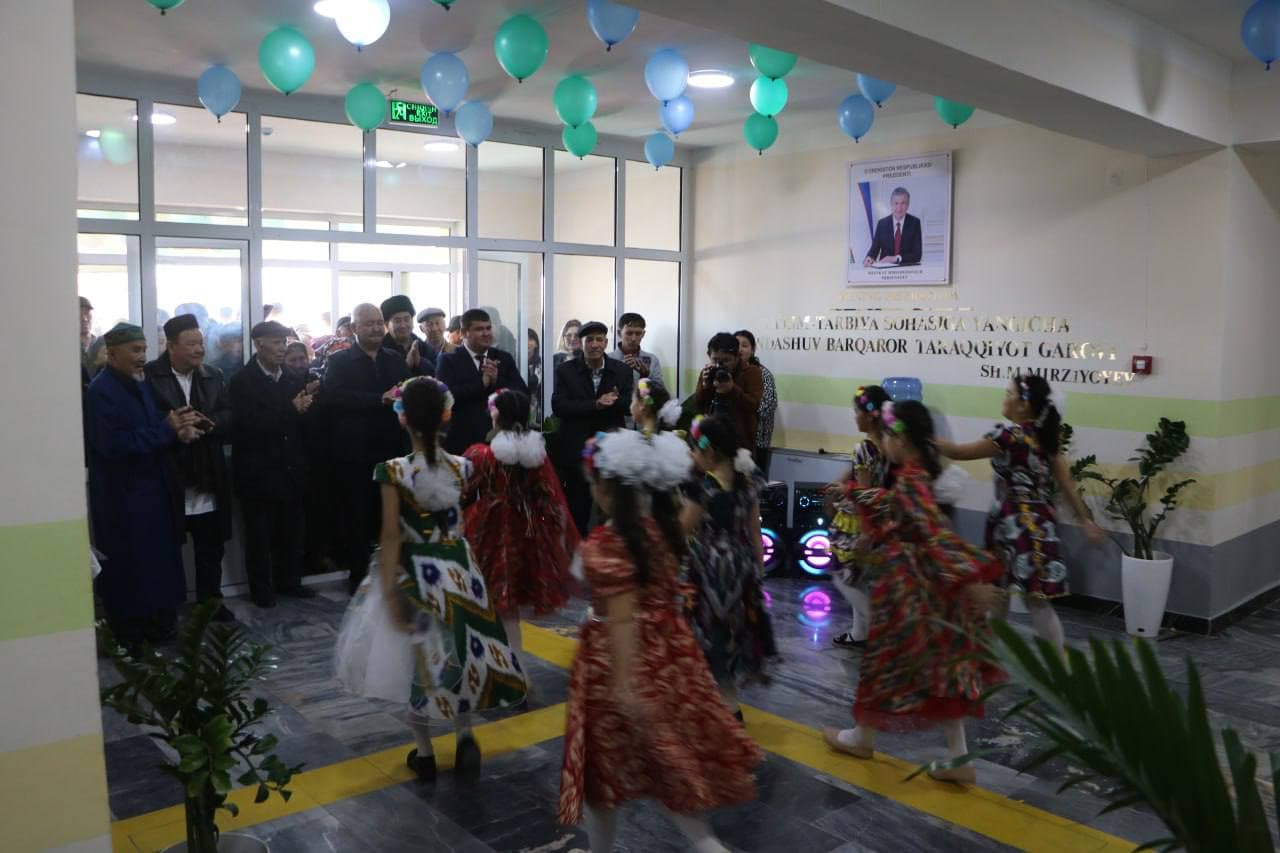 Jańa mekteptiń ashılıw máresiminen foto kórinisler