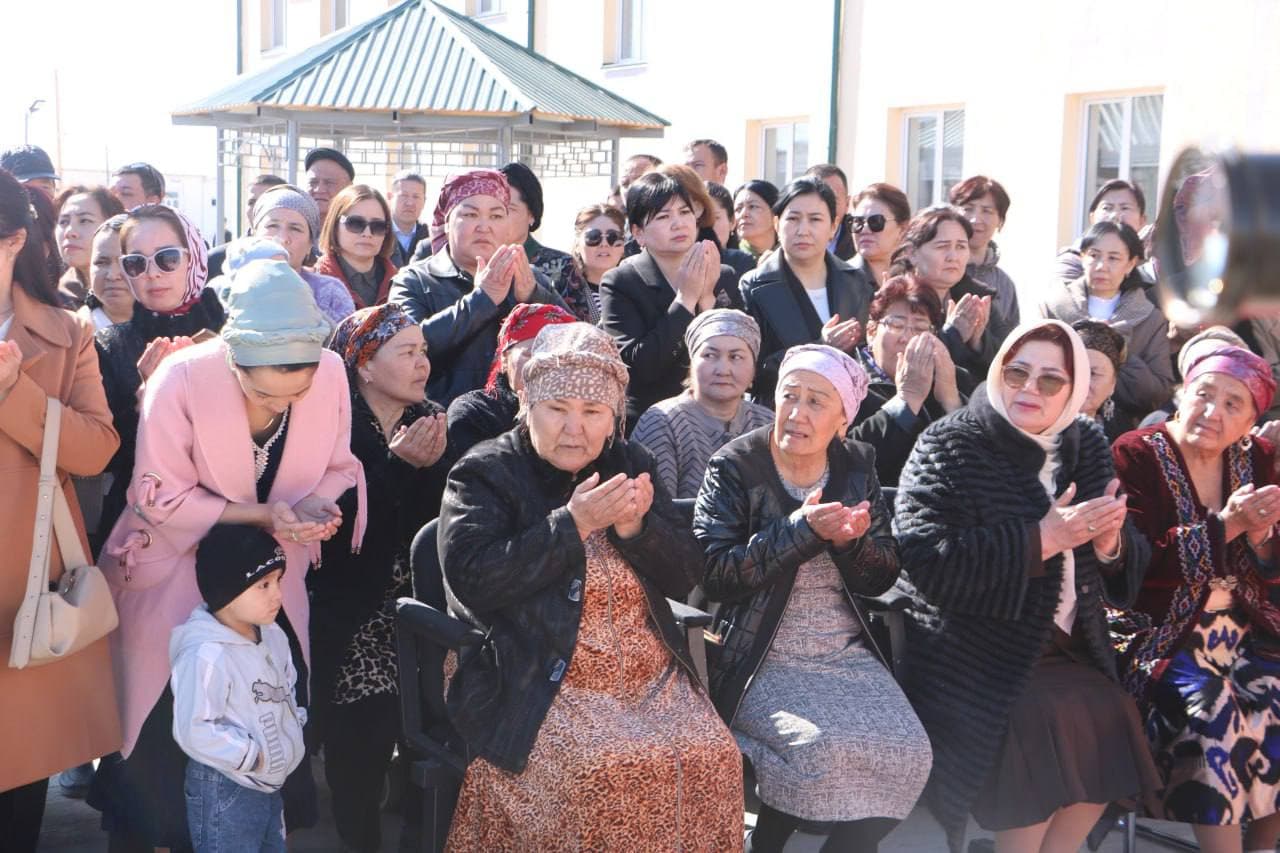 Jańa mekteptiń ashılıw máresiminen foto kórinisler