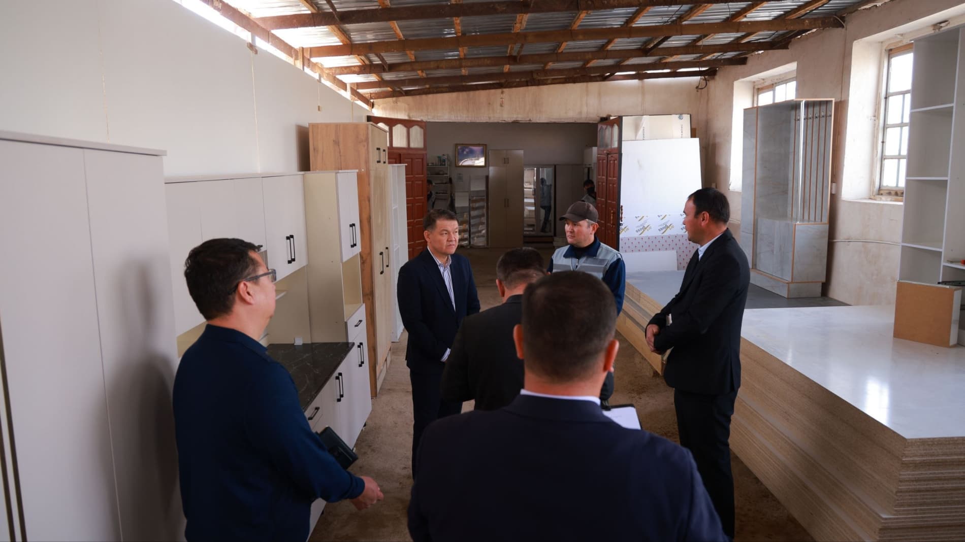 Qo‘ng‘irot tumanida tadbirkorlikni rivojlantirish orqali aholi farovonligini oshirish borasidagi ishlar o‘rganildi