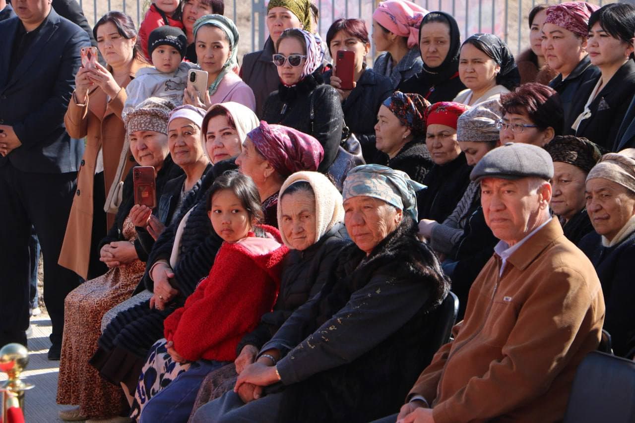 Jańa mekteptiń ashılıw máresiminen foto kórinisler