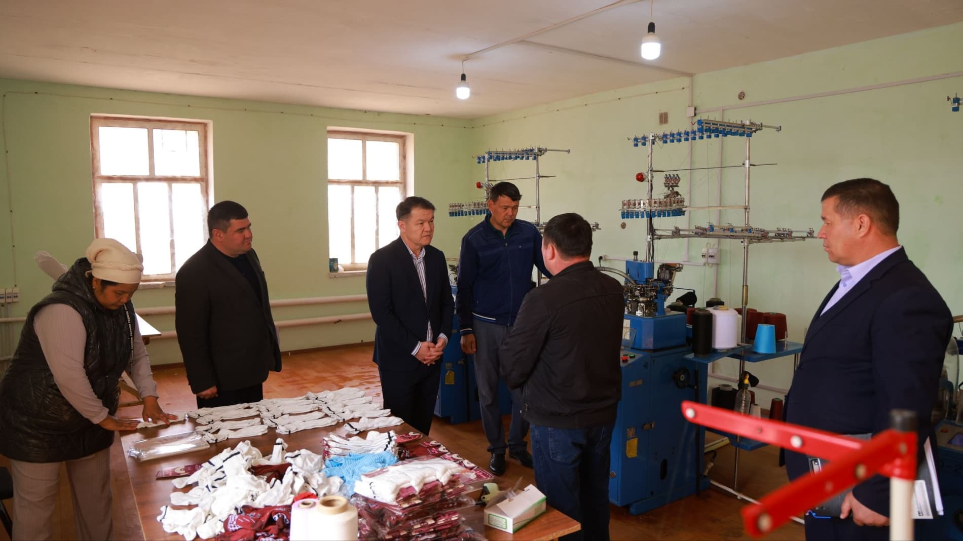 Qo‘ng‘irot tumanida tadbirkorlikni rivojlantirish orqali aholi farovonligini oshirish borasidagi ishlar o‘rganildi