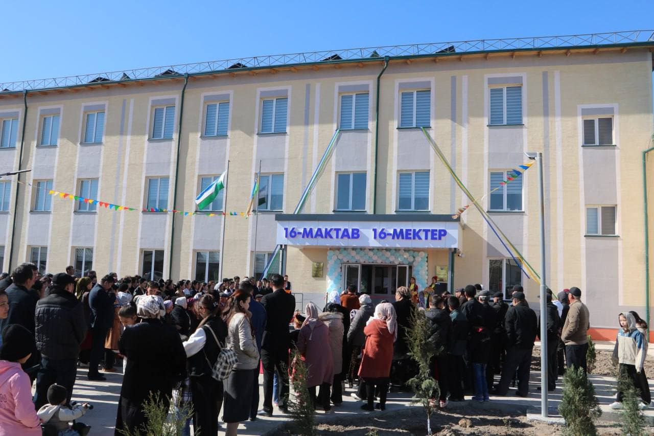 Jańa mekteptiń ashılıw máresiminen foto kórinisler