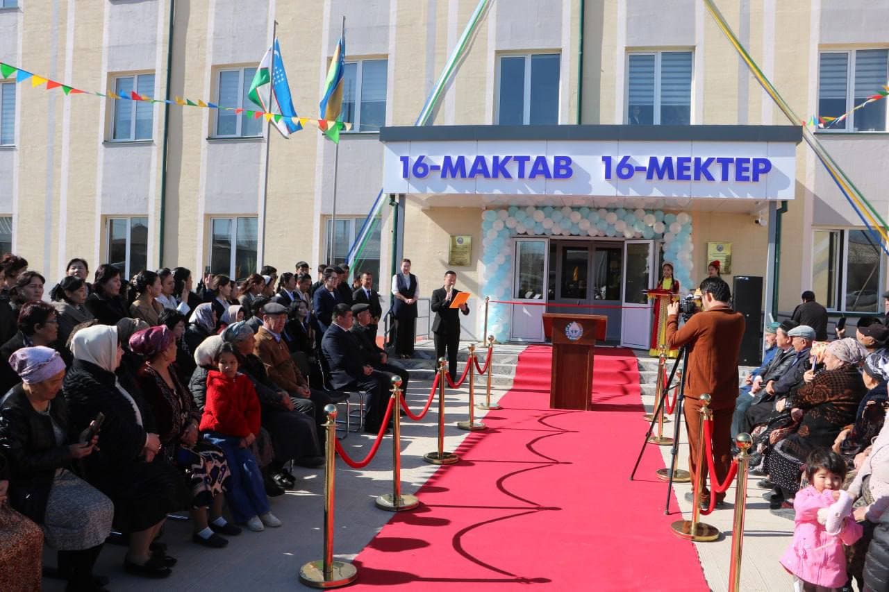 Jańa mekteptiń ashılıw máresiminen foto kórinisler