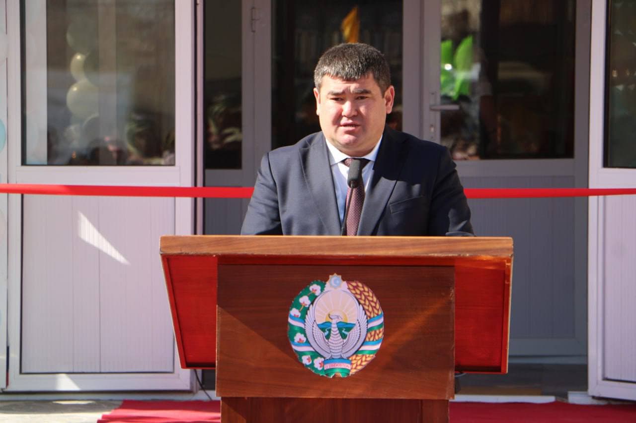 Jańa mekteptiń ashılıw máresiminen foto kórinisler