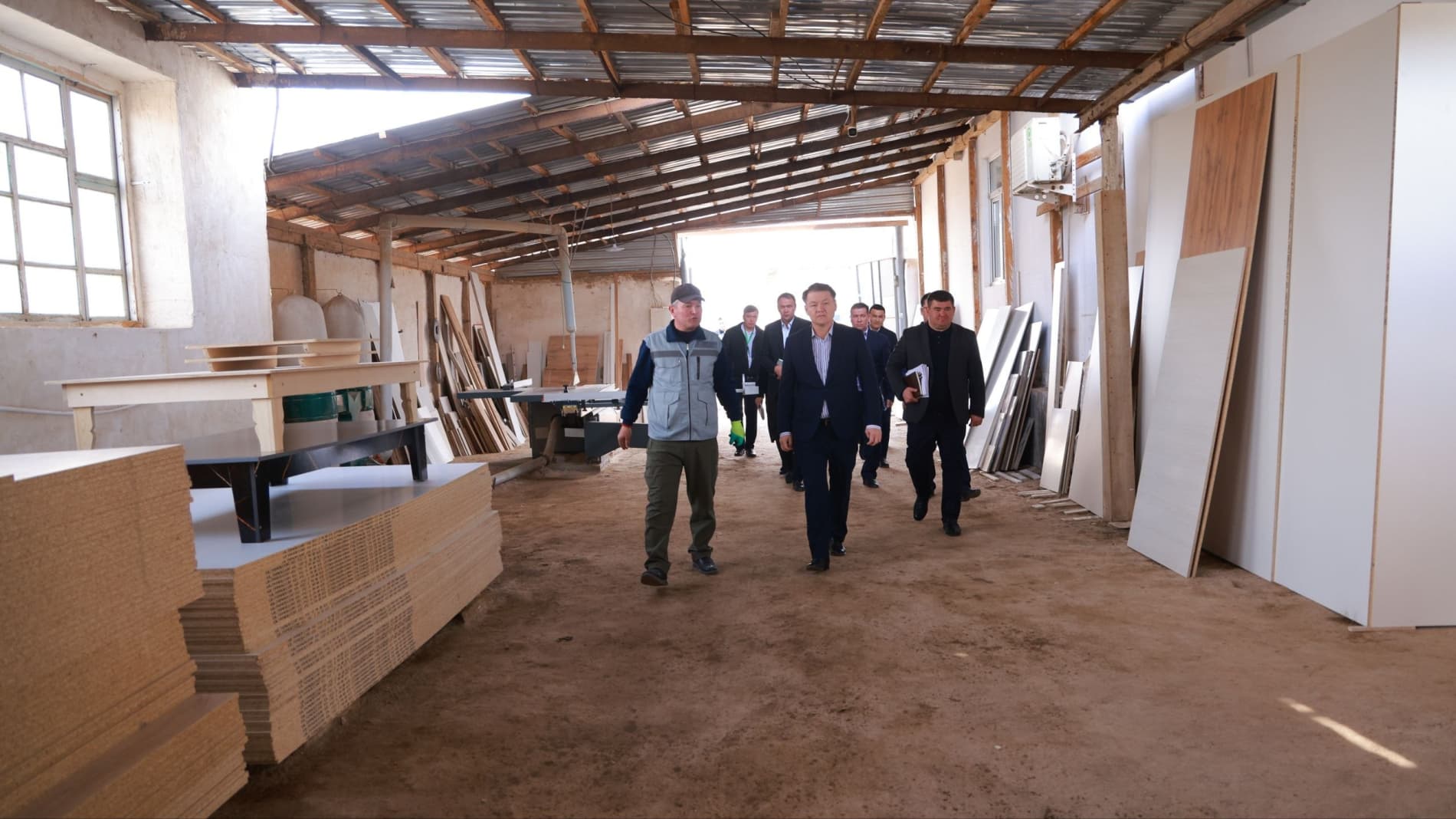 Qo‘ng‘irot tumanida tadbirkorlikni rivojlantirish orqali aholi farovonligini oshirish borasidagi ishlar o‘rganildi